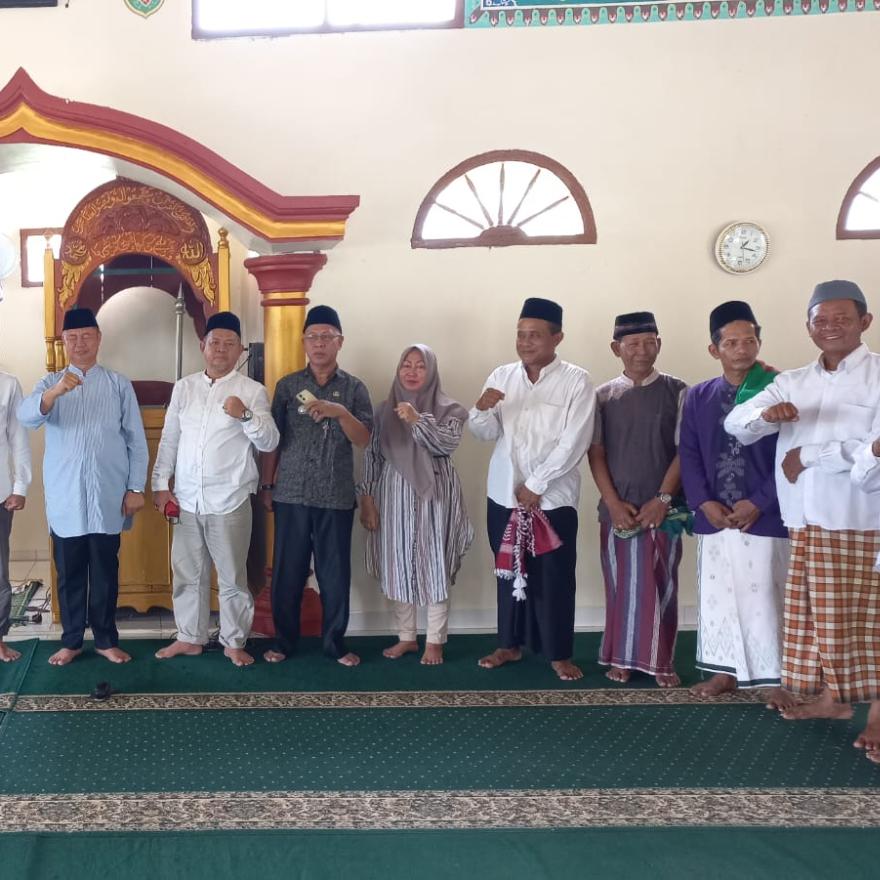 Sekda Mesuji Silaturahmi dan Laksanakan Solat Jum'at di Masjid Jami All Ikhlas Desa Gedung Boga